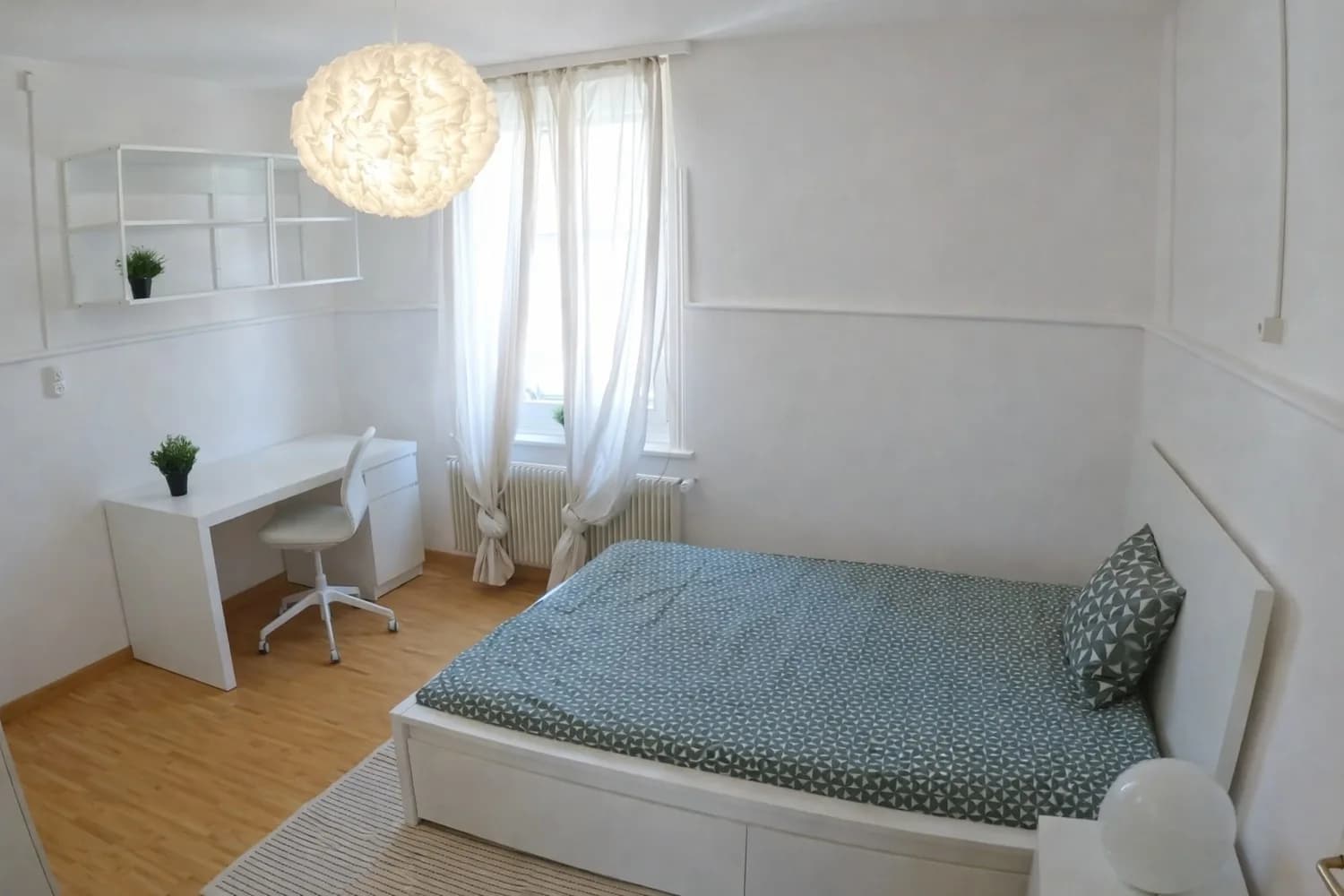 Möbliertes WG-Zimmer Stahlstrasse 3 St. Gallen — Bett, Schreibtisch und Stauraum im hellen Zimmer